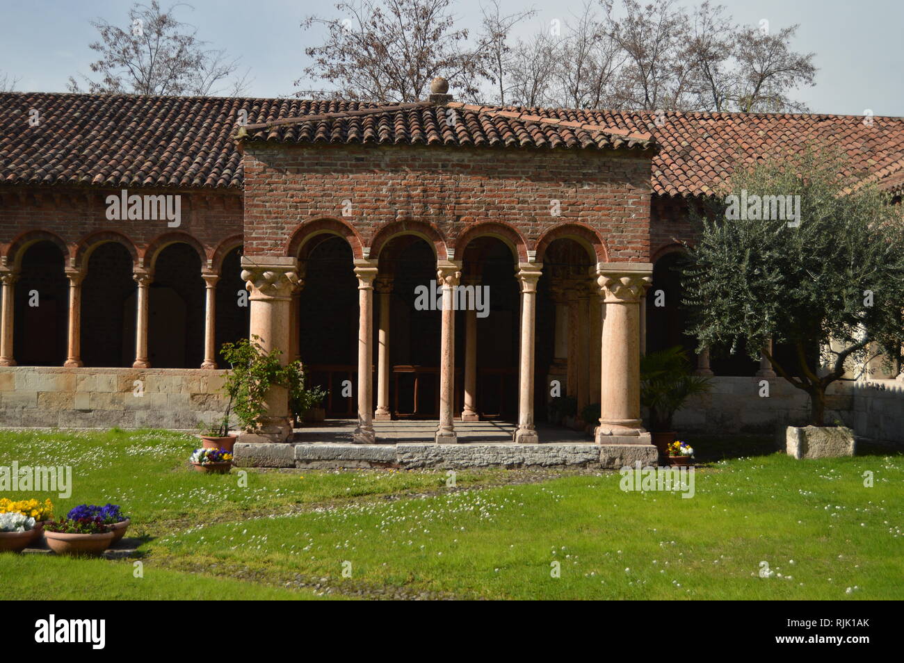 Schönen Kreuzgang im Innenraum der Kirche San Zeno in Verona. Reisen, Urlaub, Architektur. März 30, 2015. Verona, Venetien, Italien. Stockfoto