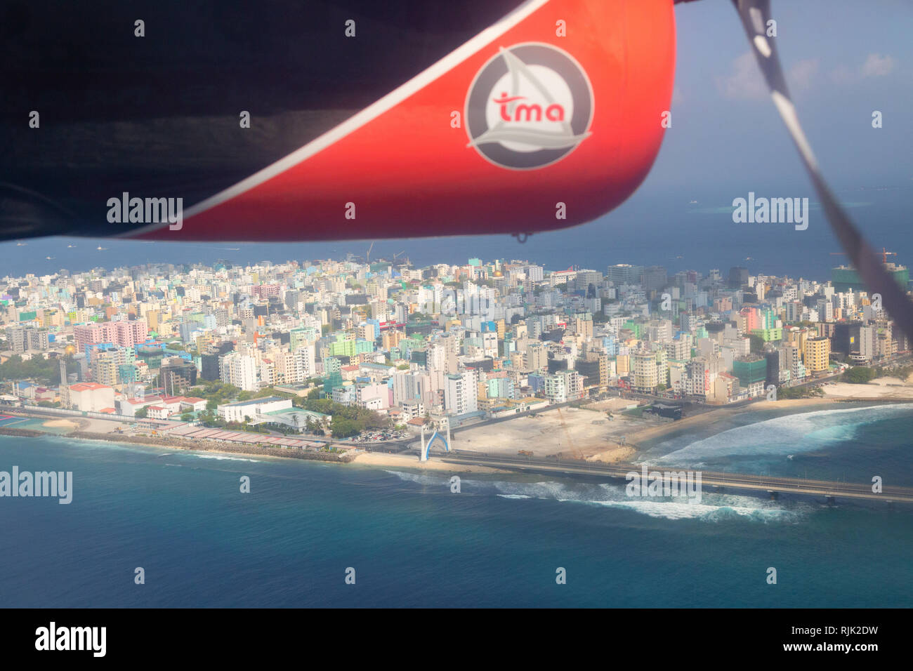 Malediven Reisen - Männlich Stadt und Insel aus einem Trans Maldivian Airways wasserflugzeug gesehen, Malediven, Asien Stockfoto