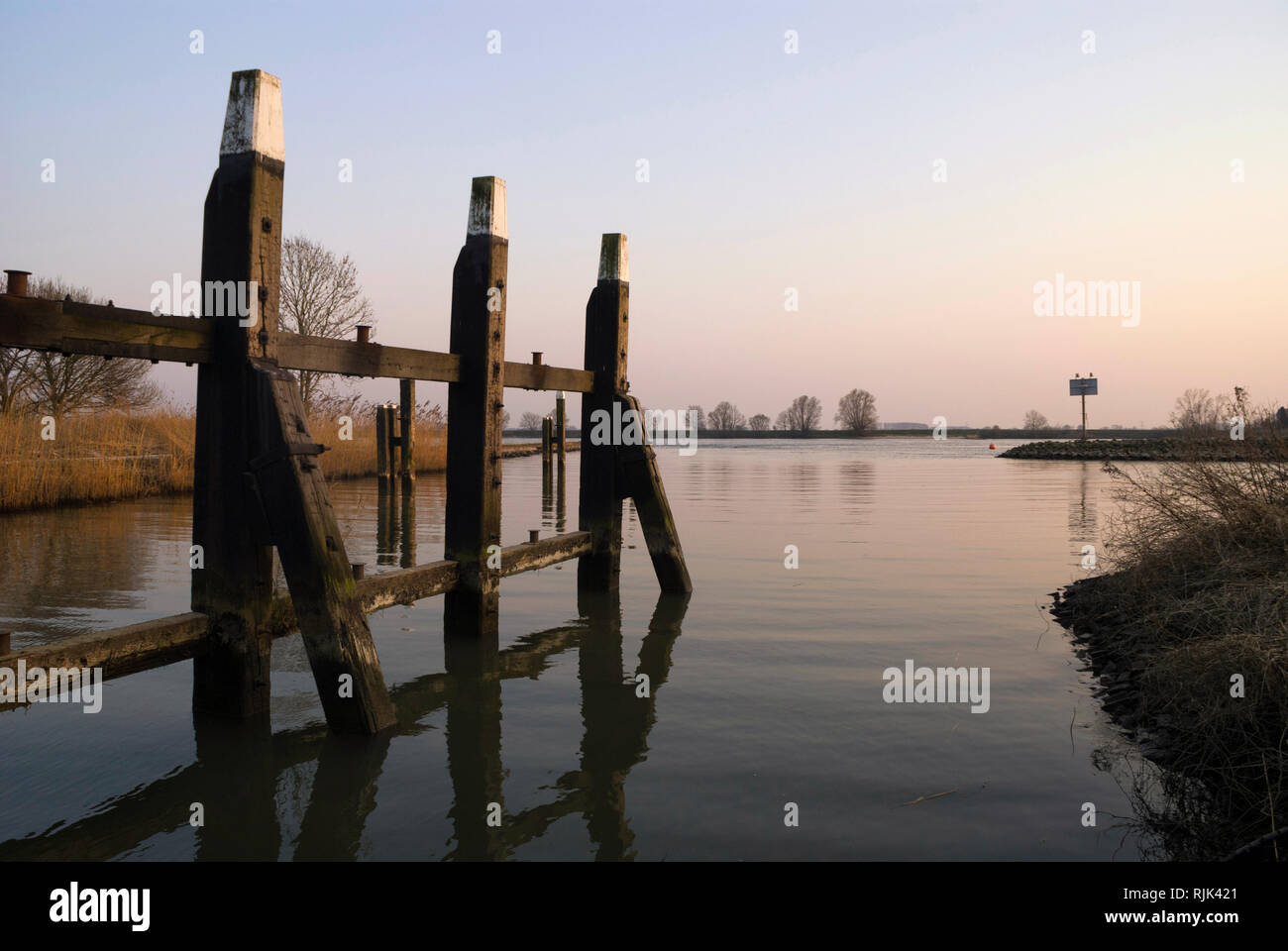 Anlegestelle am Fluss Merwede Stockfoto