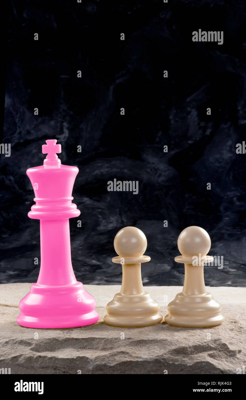 Rosa Chess König und seine Bauern mit Raum für Ihre Art. Stockfoto