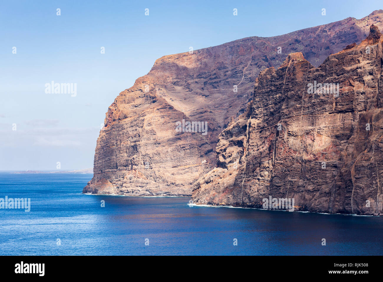 Schiere seeklippen von Los Gigantes mit Naht schroffen Felswände der ruhigen blauen Atlantik an der Westküste von Teneriffa, Kanarische Inseln, Spanien erfüllen Stockfoto