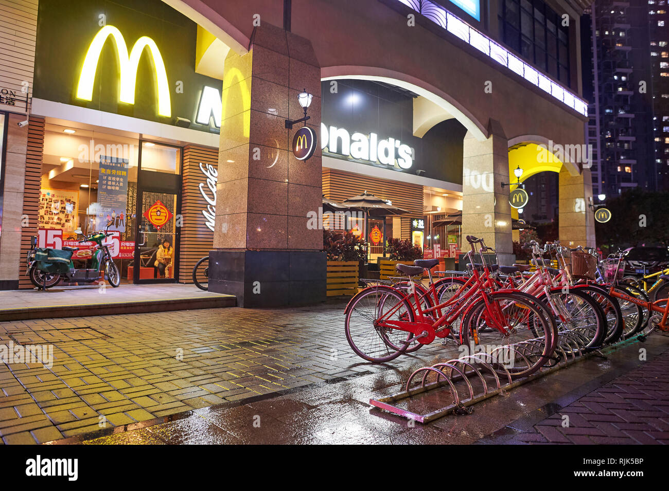 SHENZHEN, China - Januar 22, 2016: McDonald's Restaurant Außenansicht bei Nacht. McDonald's ist der weltweit größte Kette von Hamburger Fast-Food-Restaurant Stockfoto