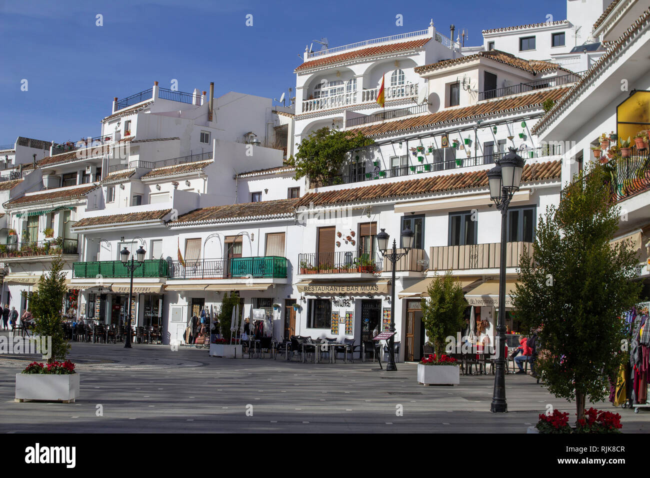 Mijas, Spanien. Eine Einkaufsstraße in der Nähe des Zentrums von Mijas, Spanien. Stockfoto