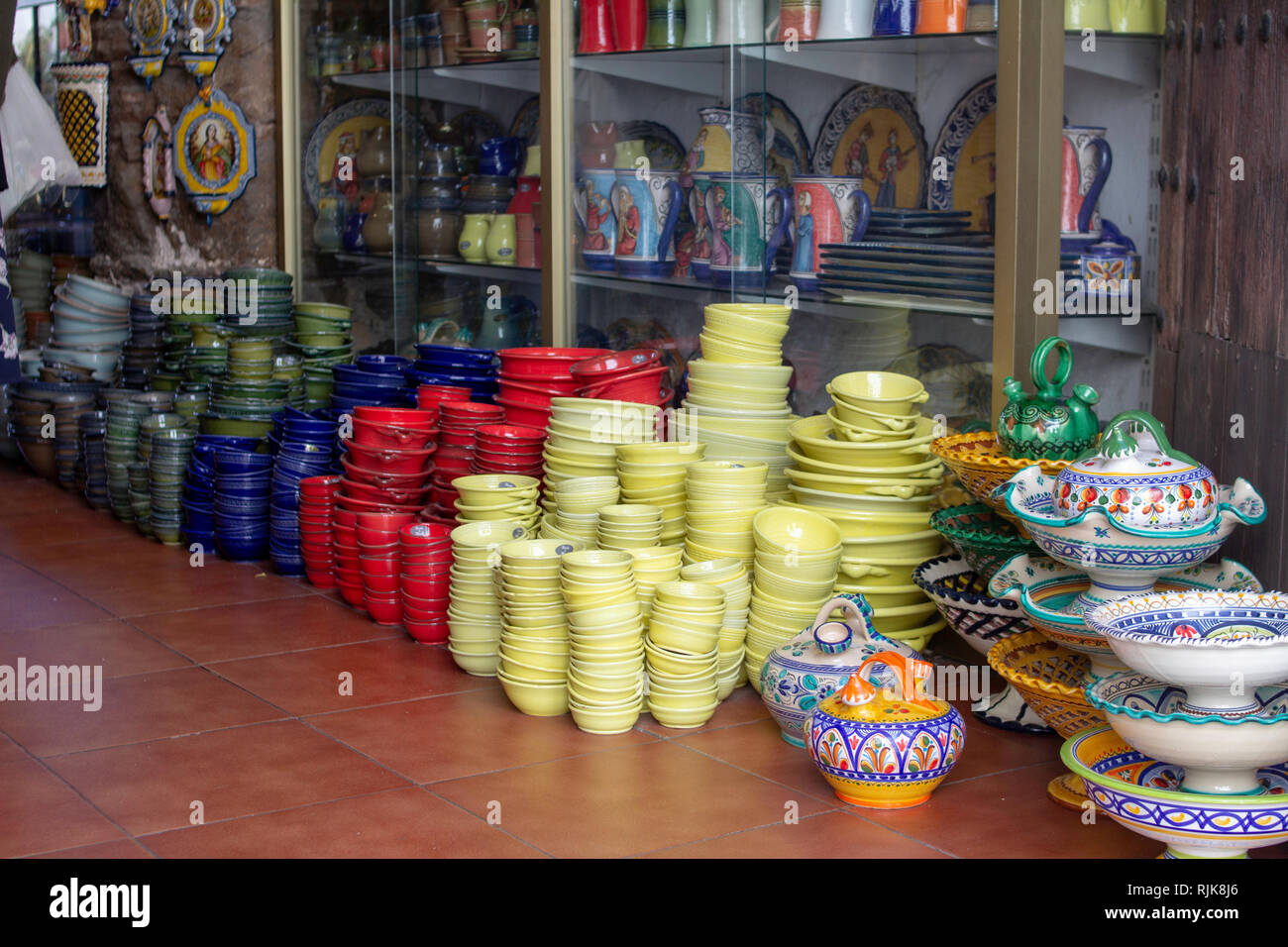 Mijas, Spanien. Eine Auswahl an bunten Töpferwaren zum Verkauf in einem Geschäft in Mijas, Spanien. Stockfoto