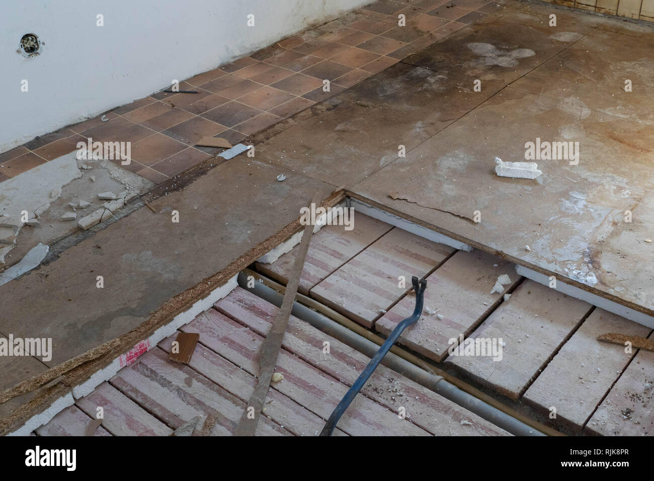 Styropor Paneelen aus dem Boden entfernen Stockfotografie - Alamy