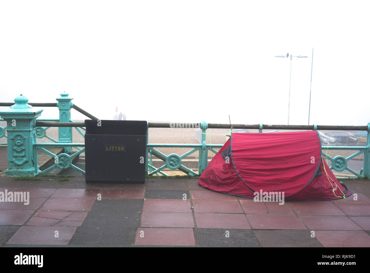 Brighton, England am Februar 06, 2019. Die Obdachlosen Zelt, direkt am Meer. Stockfoto