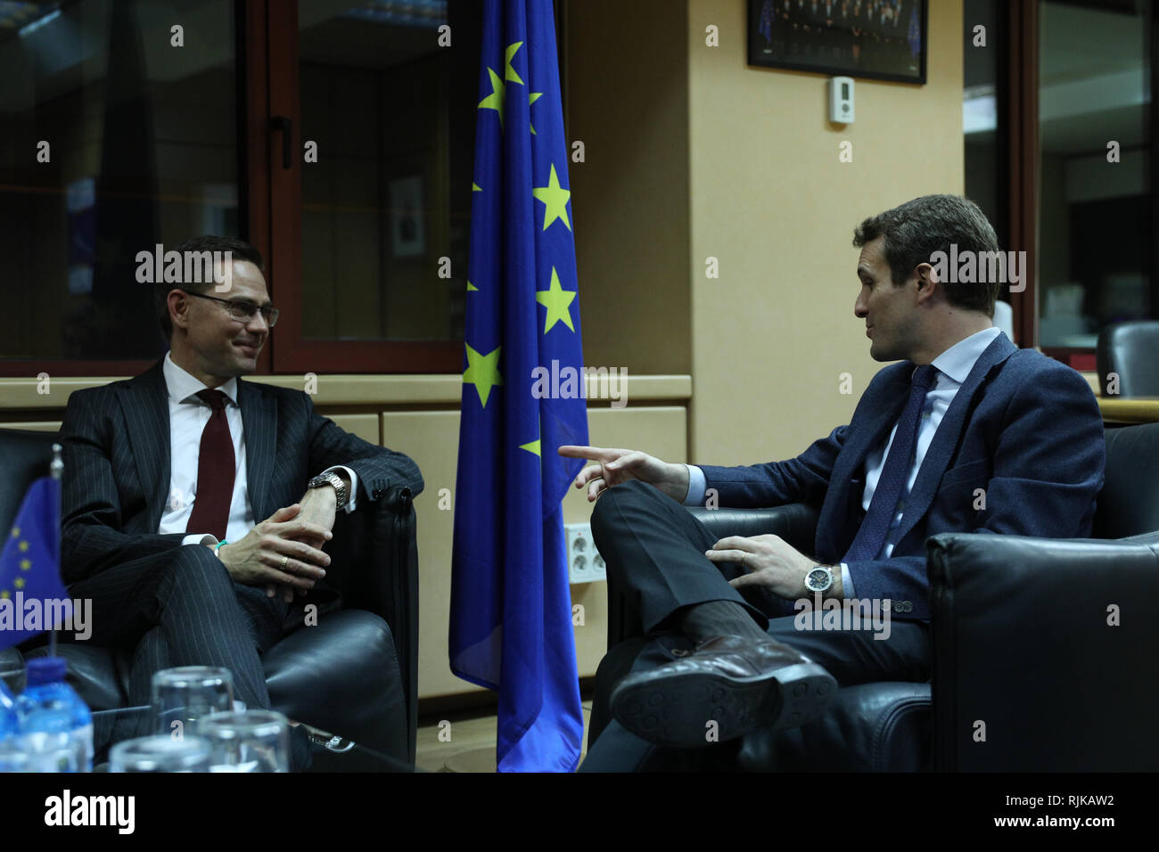 Madrid, Spanien. 6. Feb 2019. Der Präsident der Partido Popular, Pablo Casado (R), erfüllt mit dem Vizepräsidenten der Europäischen Kommission, Jyrki Katainen (L) am Sitz der Vertretung der Europäischen Kommission in Spanien. Credit: Jesús Hellin/Alamy leben Nachrichten Stockfoto