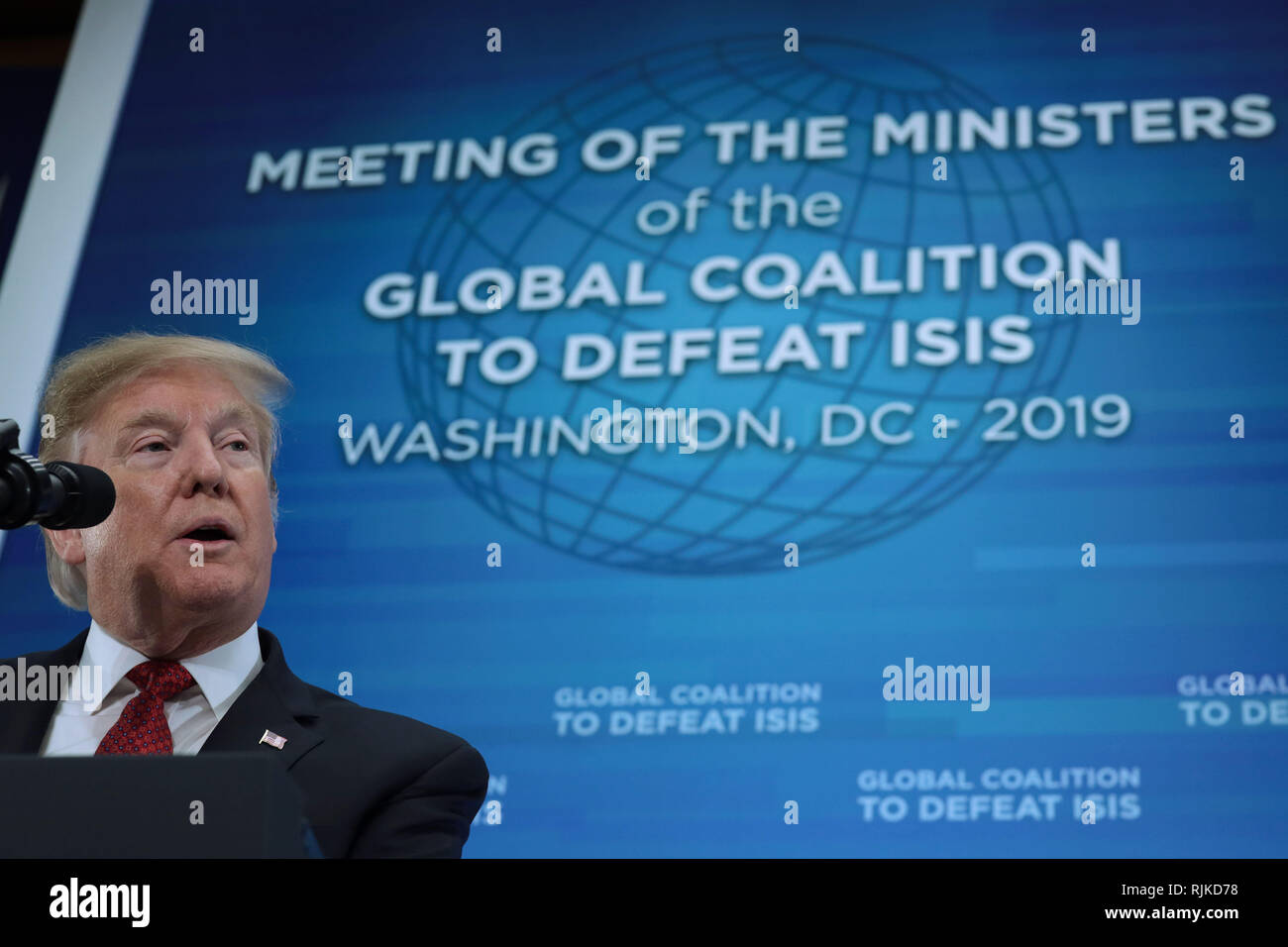 Washington, DC. 6 Feb, 2019. Präsidenten der Vereinigten Staaten Donald J. Trumpf liefert Erläuterungen zu den Ministern der Globalen Koalition zu Besiegen ISIS im Außenministerium Februar 6, 2019 in Washington, DC. Die Koalitionen Mitglieder versammelten sich in Washington Strategie zur Bekämpfung der ISIS zu diskutieren. Credit: Alex Wong/Pool über CNP | Verwendung der weltweiten Kredit: dpa/Alamy leben Nachrichten Stockfoto