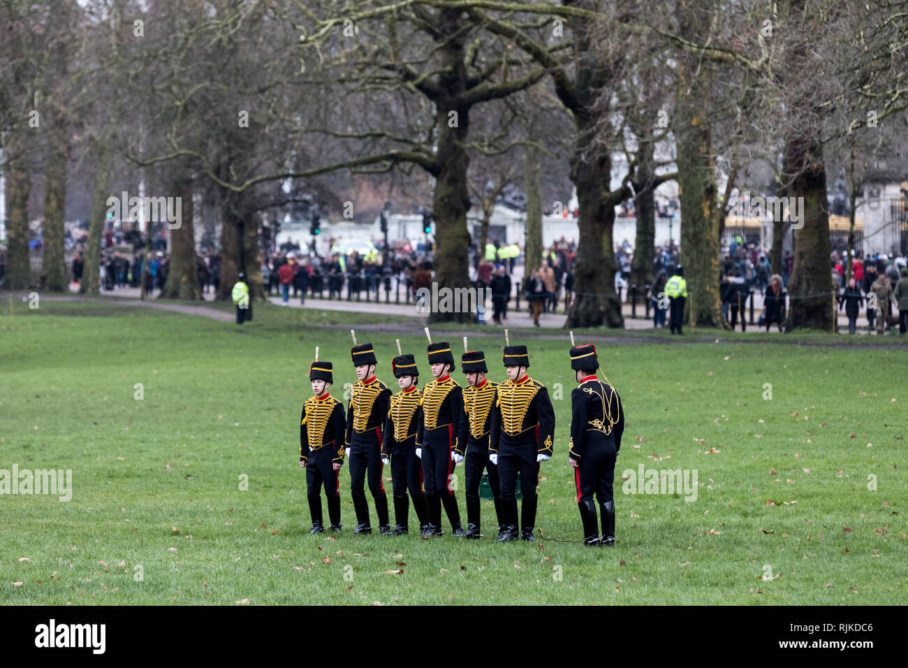 London, Großbritannien. 6. Feb 2019. 41 Gun Salute im Green Park von der King's Troop Royal Horse artillery Kennzeichnung der 67. Jahrestag der HM der Königin der Thronbesteigung Credit: Guy Corbishley/Alamy leben Nachrichten Stockfoto