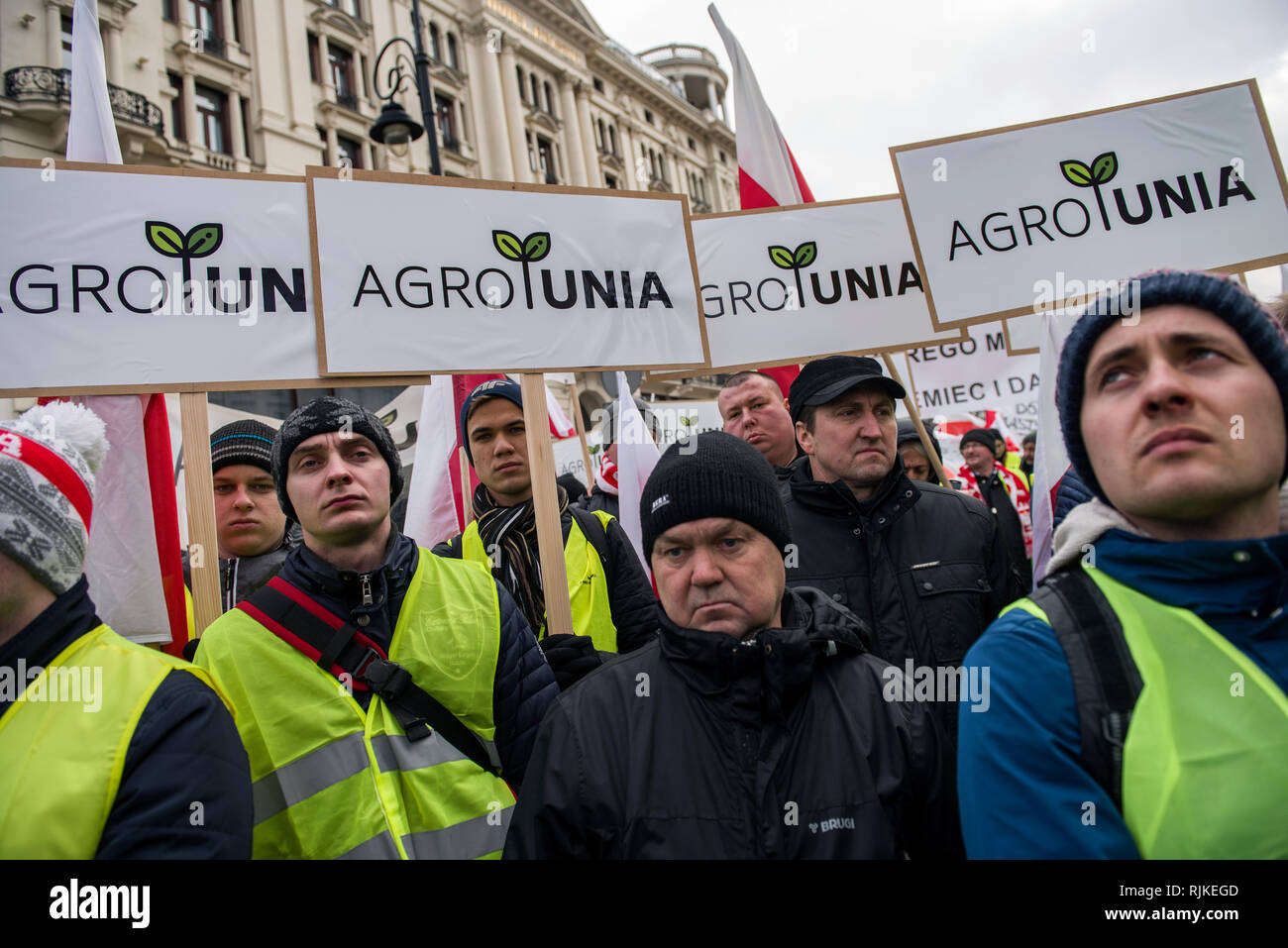 Die polnischen Bauern gesehen werden Plakate während des Protestes. Tausende von Bauern aus ganz Polen einen Protest vor dem Präsidentenpalast in Warschau inszeniert, die Rückforderung von verschiedenen Kompensationen, Kontrolle und Einschränkungen über die Einfuhr von landwirtschaftlichen Erzeugnissen sowie eine Erhöhung der Einkaufspreise, die Demonstration wurde von der Agrounia Gruppe gehalten und hatte von den Landwirten als 'Siege von Warschau berechnet worden." die Bauern einen Sarg für den Präsidenten als Symbol für den Tod der polnischen Landwirtschaft. Stockfoto