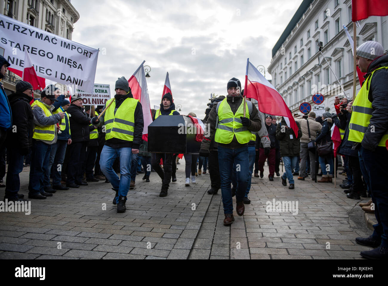 Die polnischen Bauern gesehen, die einen Sarg halten Fahnen während des Protestes. Tausende von Bauern aus ganz Polen einen Protest vor dem Präsidentenpalast in Warschau inszeniert, die Rückforderung von verschiedenen Kompensationen, Kontrolle und Einschränkungen über die Einfuhr von landwirtschaftlichen Erzeugnissen sowie eine Erhöhung der Einkaufspreise, die Demonstration wurde von der Agrounia Gruppe gehalten und hatte von den Landwirten als 'Siege von Warschau berechnet worden." die Bauern einen Sarg für den Präsidenten als Symbol für den Tod der polnischen Landwirtschaft. Stockfoto