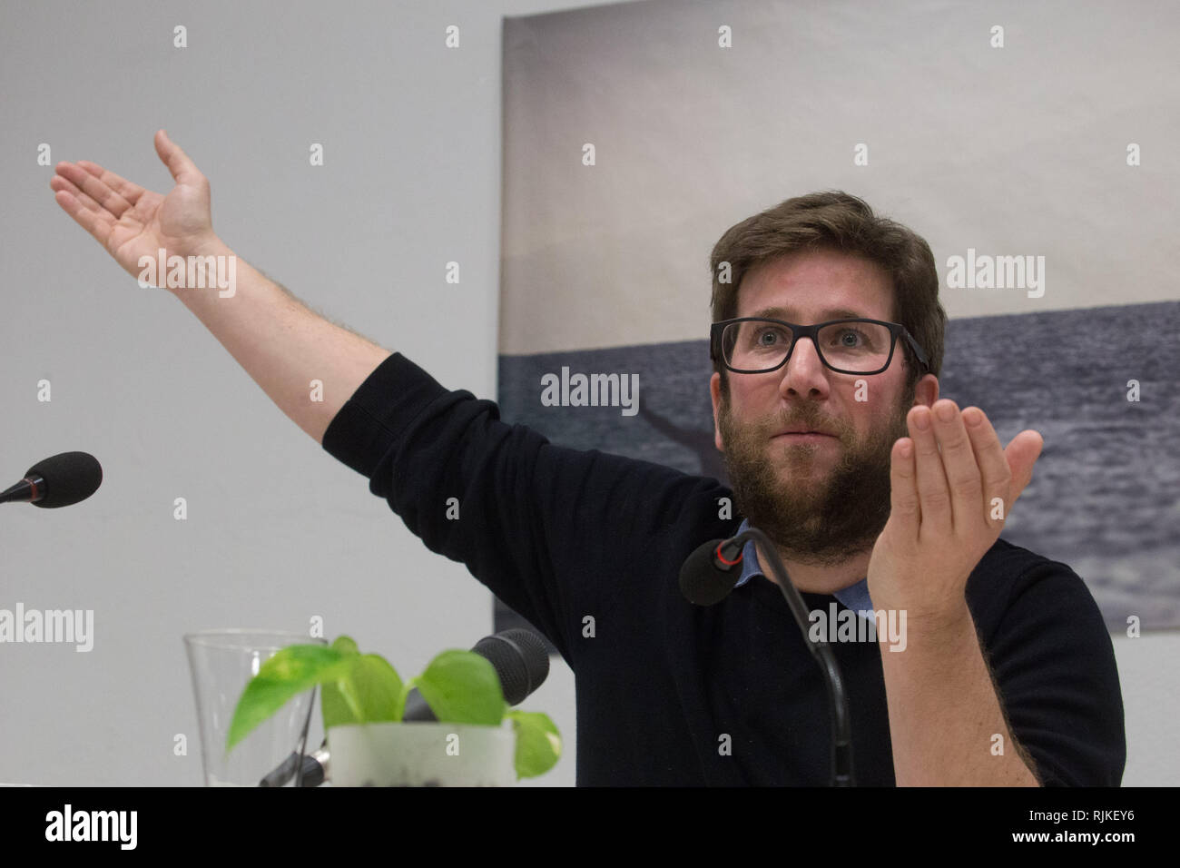 Miguel Urbán, Mdep der GUE/NGL (Vereinigten Europäischen Linken/Nordische Grüne Linke beobachtet, als er während der Sitzung, in der er die Einwanderungspolitik mit dem Afrika/Asien Achse der EU kritisiert, Maßnahmen wie EU-Subventionen in den unterentwickelten Ländern, in Gebieten, die von der Guerilla wie in Niger kontrollierten Zugang zu Wasser). Er schlägt auch die Beseitigung Immigrant Haftanstalten. Stockfoto