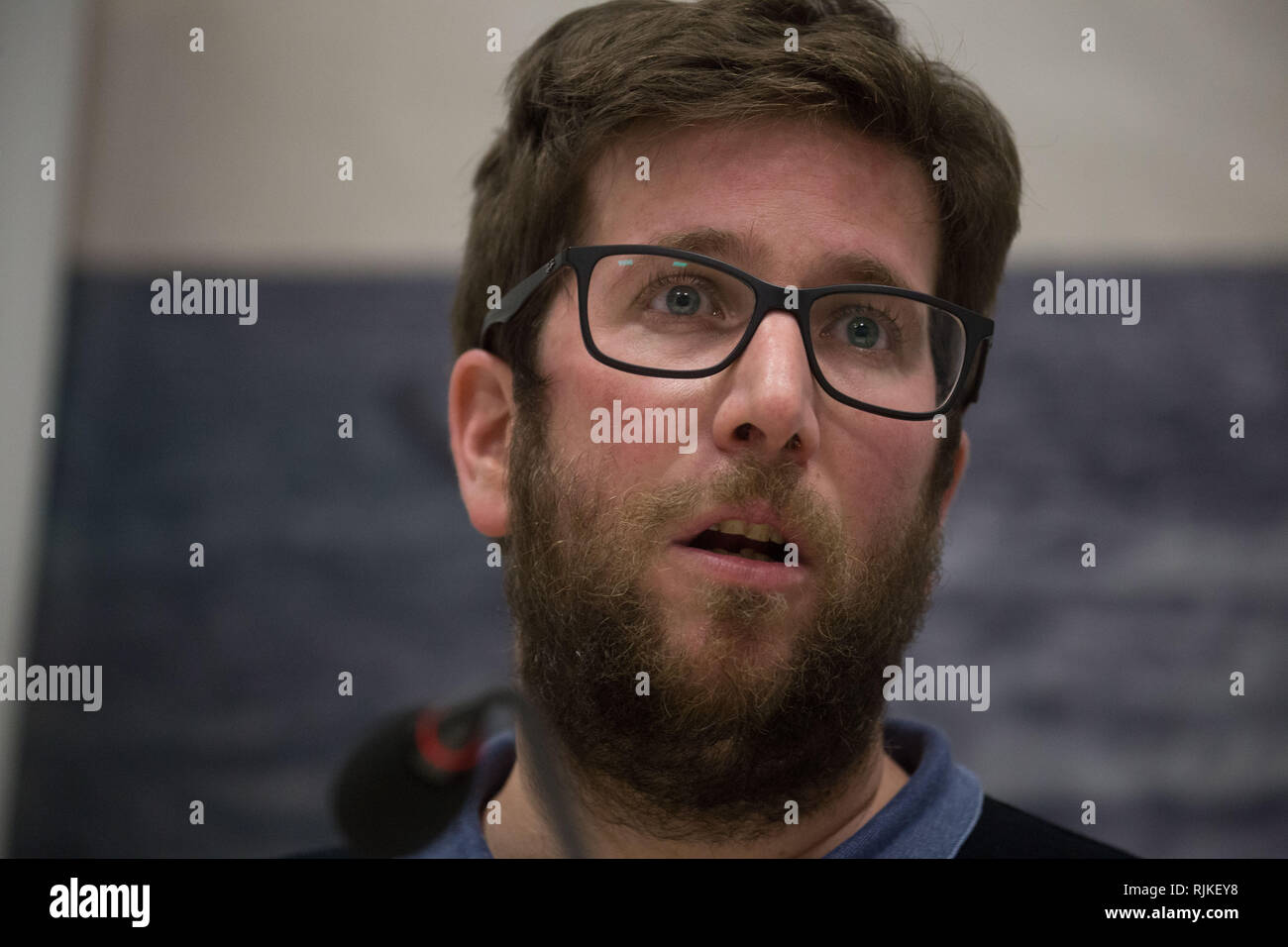 Miguel Urbán, Mdep der GUE/NGL (Vereinigten Europäischen Linken/Nordische Grüne Linke beobachtet, als er während der Sitzung, in der er die Einwanderungspolitik mit dem Afrika/Asien Achse der EU kritisiert, Maßnahmen wie EU-Subventionen in den unterentwickelten Ländern, in Gebieten, die von der Guerilla wie in Niger kontrollierten Zugang zu Wasser). Er schlägt auch die Beseitigung Immigrant Haftanstalten. Stockfoto