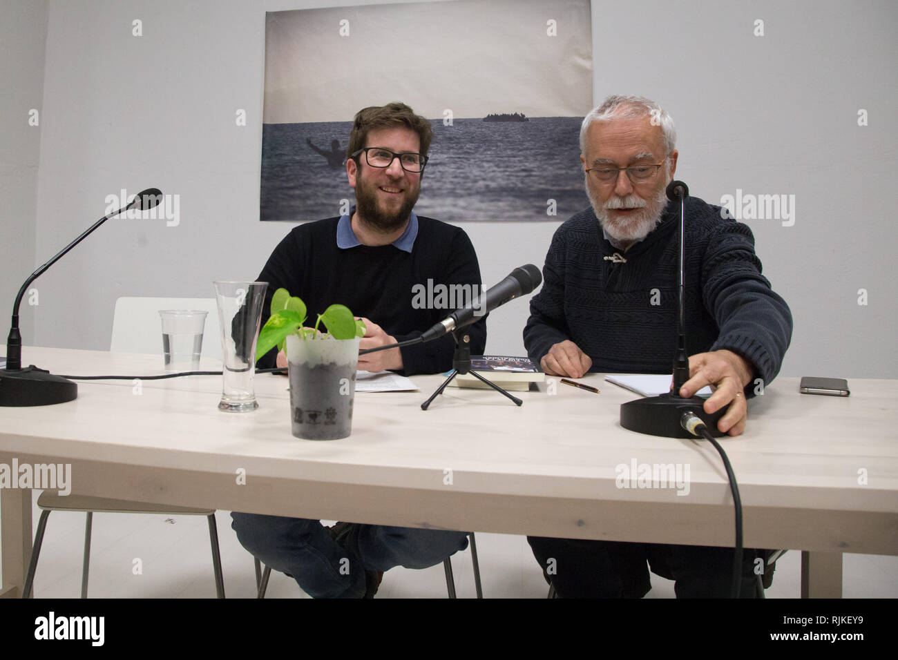 Miguel Urbán, Mdep der GUE/NGL (Vereinigten Europäischen Linken/Nordische Grüne Linke beobachtet, als er während der Sitzung, in der er die Einwanderungspolitik mit dem Afrika/Asien Achse der EU kritisiert, Maßnahmen wie EU-Subventionen in den unterentwickelten Ländern, in Gebieten, die von der Guerilla wie in Niger kontrollierten Zugang zu Wasser). Er schlägt auch die Beseitigung Immigrant Haftanstalten. Stockfoto