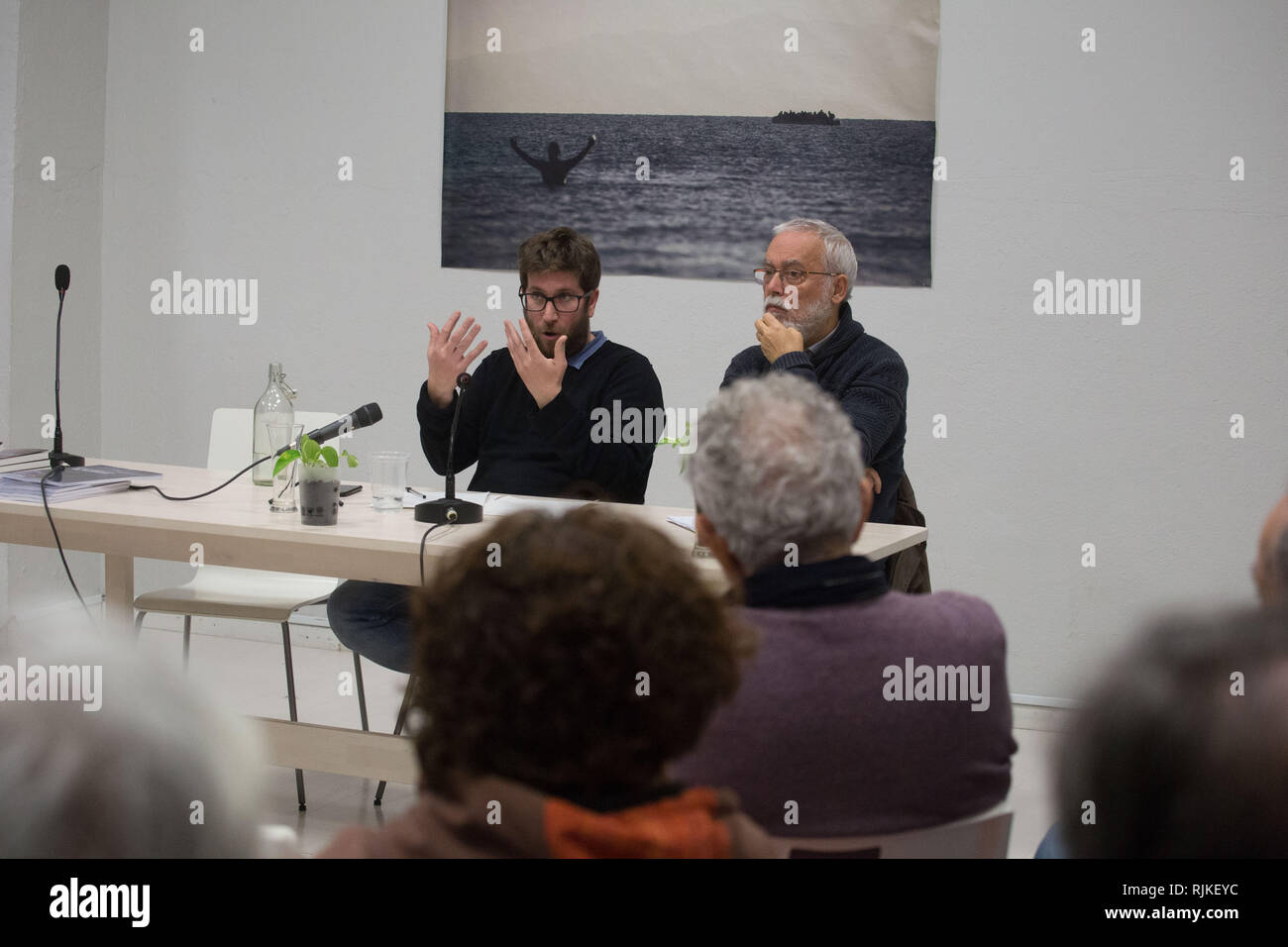 Miguel Urbán, Mdep der GUE/NGL (Vereinigten Europäischen Linken/Nordische Grüne Linke) beobachtet, als er während der Sitzung, in der er die Einwanderungspolitik mit dem Afrika/Asien Achse der EU kritisiert, Maßnahmen wie EU-Subventionen in den unterentwickelten Ländern der Zugang zu Wasser, die von der Guerilla wie in Niger gesteuert werden, und schlägt vor, die Einwanderer Haftanstalten zu beseitigen. Stockfoto