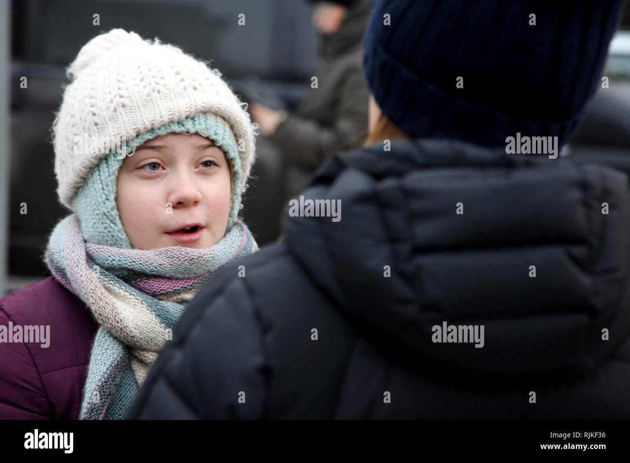 Stockholm, Schweden. 01 Feb, 2019. Der 16-jährige Schwede Greta Thunberg spricht während ihrem Protest Aktion für mehr Klimaschutz mit einem Reporter. (Dpa - Geschichte - Jugend Proteste ab 07.02.2019) Credit: Steffen Trumpf/dpa/Alamy leben Nachrichten Stockfoto