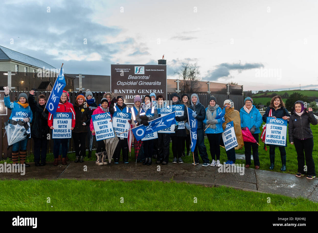 Bantry, West Cork, Irland. Februar 2019. Streikende Krankenschwestern des Bantry General Hospital pikten den Eingang des Krankenhauses für einen dritten Tag, nachdem die Regierung sich weigerte, mit dem INMO über die Bezahlung und Personalbeschaffung und Retentionsfragen zu arbeiten. Credit: AG News/Alamy Live News. Stockfoto