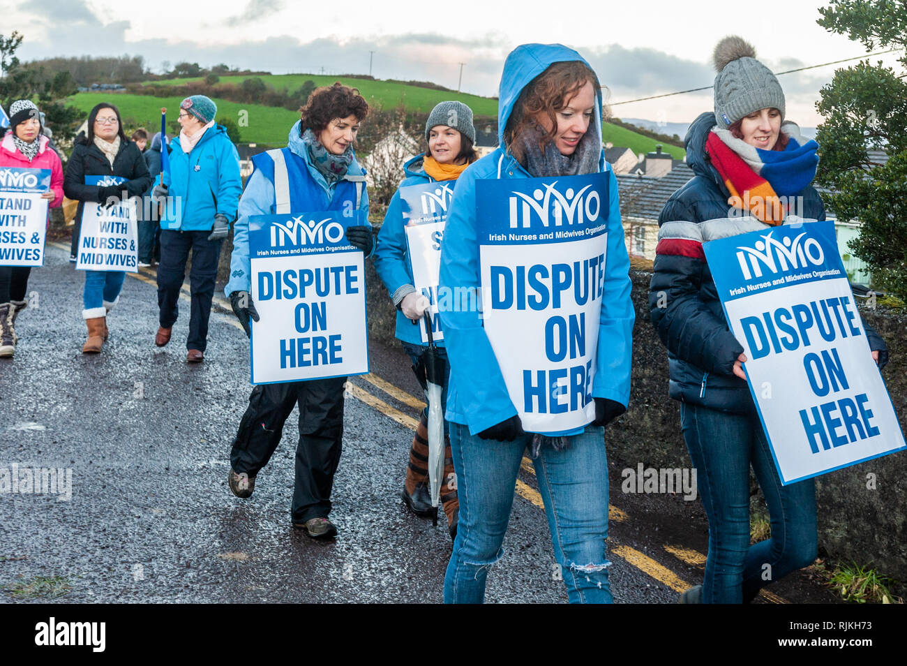 Bantry, West Cork, Irland. Februar 2019. Streikende Krankenschwestern des Bantry General Hospital pikten den Eingang des Krankenhauses für einen dritten Tag, nachdem die Regierung sich weigerte, mit dem INMO über die Bezahlung und Personalbeschaffung und Retentionsfragen zu arbeiten. Credit: AG News/Alamy Live News. Stockfoto