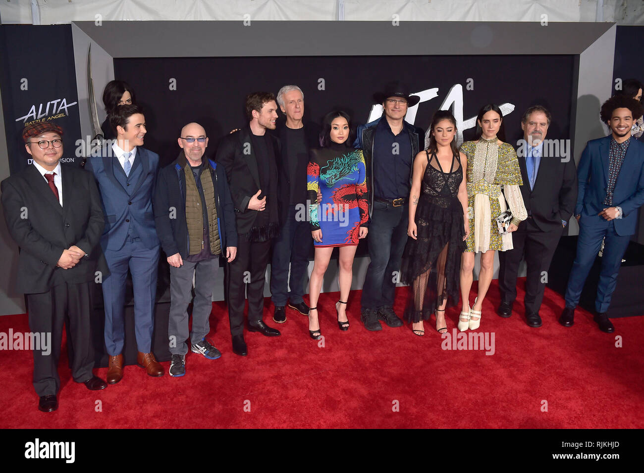 Los Angeles, USA. 05 Feb, 2019. Yukito Kishiro, Keean Johnson, Jackie Earle Haley, Ed Skrein, James Cameron, Lana Condor, Robert Rodriguez, Rosa Salazar, Jennifer Connelly, Jon Landau und Jorge Lendeborg jr. bei der Premiere des Films "Alita: Battle Angel' an der Westwood Village Regency Theater. Los Angeles, 05.02.2019 | Verwendung der weltweiten Kredit: dpa/Alamy leben Nachrichten Stockfoto