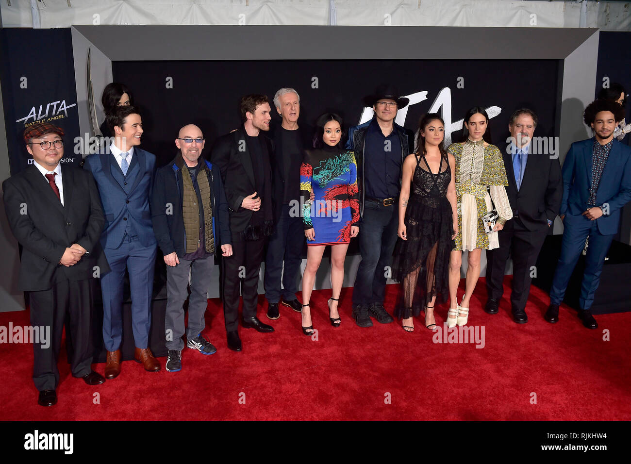 Los Angeles, USA. 05 Feb, 2019. Yukito Kishiro, Keean Johnson, Jackie Earle Haley, Ed Skrein, James Cameron, Lana Condor, Robert Rodriguez, Rosa Salazar, Jennifer Connelly, Jon Landau und Jorge Lendeborg jr. bei der Premiere des Films "Alita: Battle Angel' an der Westwood Village Regency Theater. Los Angeles, 05.02.2019 | Verwendung der weltweiten Kredit: dpa/Alamy leben Nachrichten Stockfoto