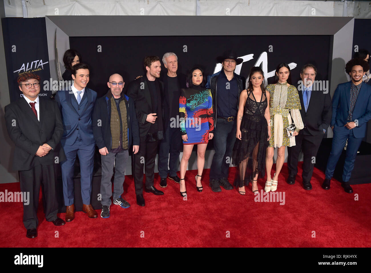 Los Angeles, USA. 05 Feb, 2019. Yukito Kishiro, Keean Johnson, Jackie Earle Haley, Ed Skrein, James Cameron, Lana Condor, Robert Rodriguez, Rosa Salazar, Jennifer Connelly, Jon Landau und Jorge Lendeborg jr. bei der Premiere des Films "Alita: Battle Angel' an der Westwood Village Regency Theater. Los Angeles, 05.02.2019 | Verwendung der weltweiten Kredit: dpa/Alamy leben Nachrichten Stockfoto