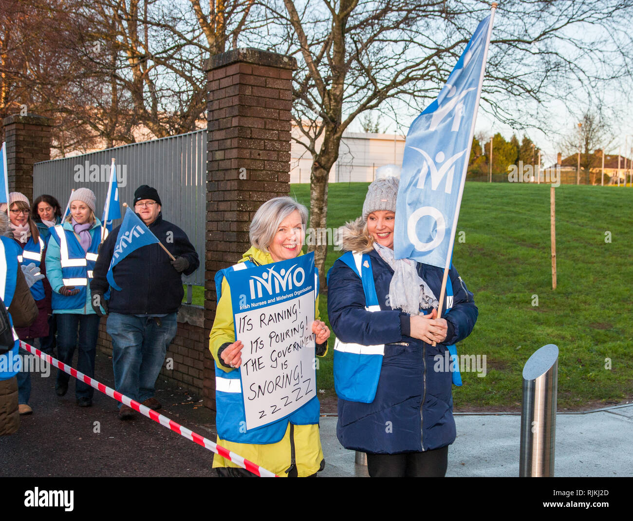 Die Stadt Cork, Cork, Irland. 07. Februar, 2019. Krankenschwestern Streikposten außerhalb von Cork University Hospital in Cork City als Teil ihres dritten 24-stündige Arbeitsniederlegung von der irischen Krankenschwestern und Hebammen Organisation (inmo) zur Unterstützung der Zahlen und Personal. Das inmo argumentiert, dass es einen gravierenden Mangel an Krankenschwestern über das Gesundheitswesen, die Patienten und Personal. Quelle: David Creedon/Alamy leben Nachrichten Stockfoto