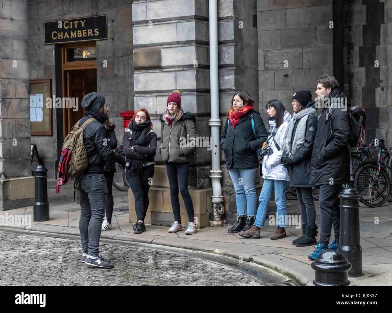 Edinburgh, Großbritannien. 07 Feb, 2019. Ratsmitglieder in Schottlands Hauptstadt Edinburgh, Edinburgh, Abstimmung über Vorschläge eine Kurtaxe von 2 £ pro Person, pro Nacht. Die Vorschläge, wenn sie genehmigt wird, muss auch eine Änderung von der schottischen Regierung, die in den letzten Haushalt gemeldet wurde. Im Bild: Eine Gruppe von Touristen auf einen Spaziergang ausserhalb der Stadt in der Kammern, in denen die Kurtaxe Vorschläge auf Kredit gestimmt werden: Reich Dyson/Alamy leben Nachrichten Stockfoto