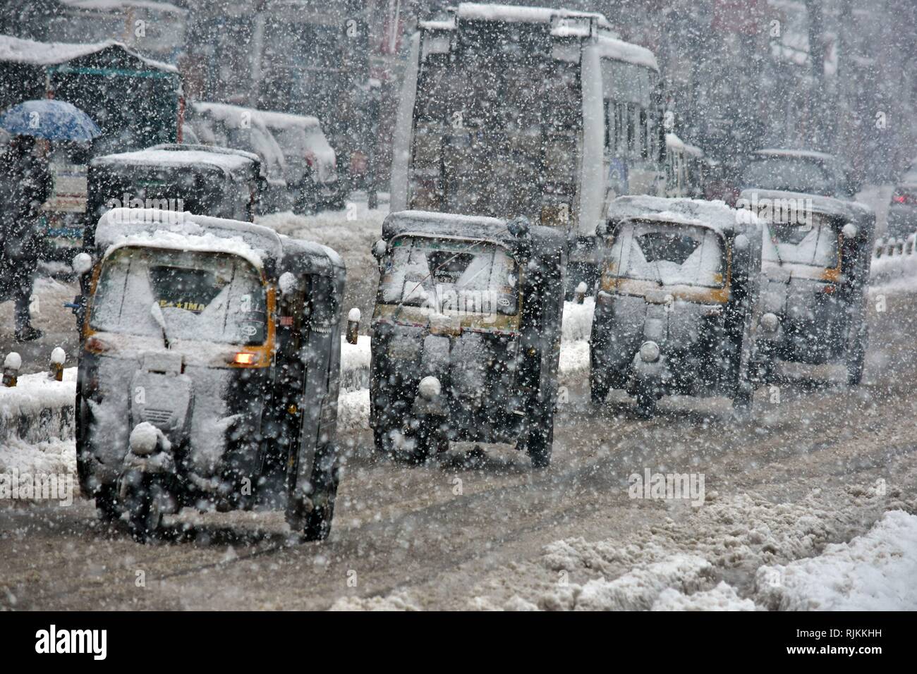 Srinagar, Kashmir. 7. Februar, 2019. Eine serpentine Linie der auto-rikschas bei Schneefall in Srinagar, Kashmir. Schneefall gesehen Betroffenen leben in die Kaschmir Tal. Die Autobahn blieb geschlossen für den zweiten nachfolgenden Tag und Flight Services von und nach Srinagar wurden annulliert. Das Wetter mann Prognose hat die Verbesserung der Wetterbedingungen ab Feb 8. Credit: ZUMA Press, Inc./Alamy leben Nachrichten Stockfoto