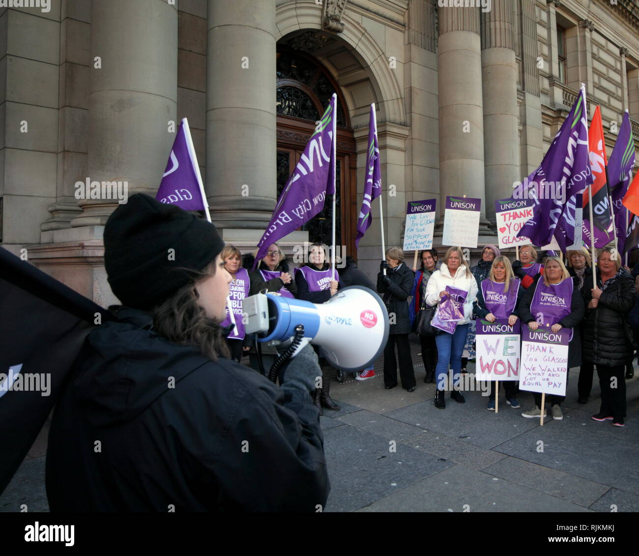 Glasgow, Schottland, Großbritannien. 7 Feb, 2019. Glasgow Frauen feiern Sieg und ihre Gewerkschaften gmb und Unison ihren Sieg gegen den Rat der Stadt Kammern auf dem George Square Feiern für gleichen Lohn für Frauen. Sie haben nun die öffentliche Vermögenswerte zu lassen die Kosten der Regelung zu finanzieren. 2019 UK Credit: Gerard Fähre / alamy Leben Nachrichten Stockfoto