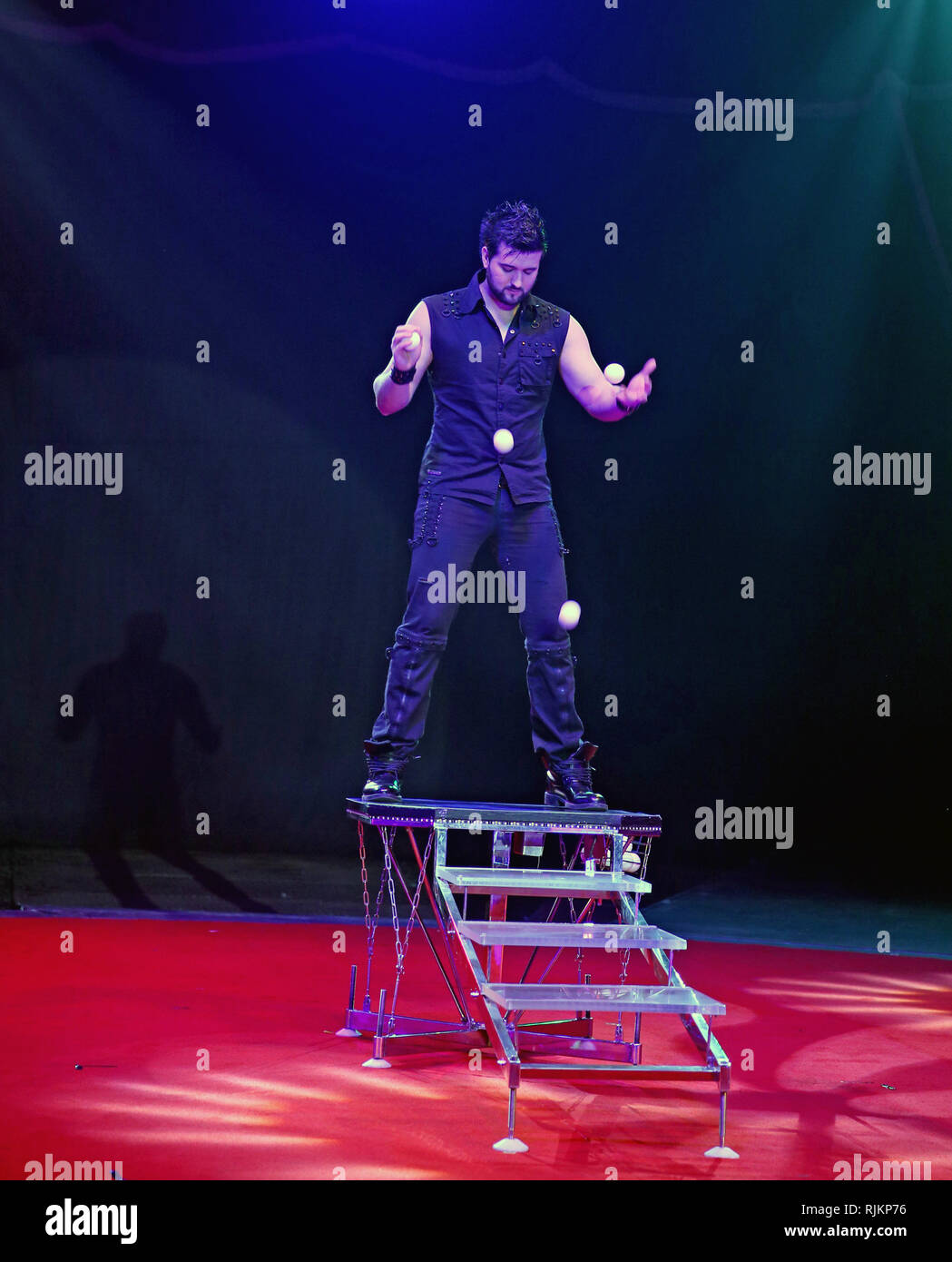 Manchester, Großbritannien. 7. Feb 2019. Von den Produzenten von der Staatlichen Moskauer Zirkus und Zirkus Extreme kommt der Continental Circus Berlin. Gaukler, Tänzer, Gratwanderung handeln, ein Clown und der Welt des Todes, die einige der großen zirkusartisten auf der Kreis mit diesem die einzige britische Veranstaltungsort auf der europäischen Tour. Veranstaltung Ort, Manchester, UK, 7. Februar 2019 (C) Barbara Cook/Alamy Live News Credit: Barbara Koch/Alamy leben Nachrichten Stockfoto