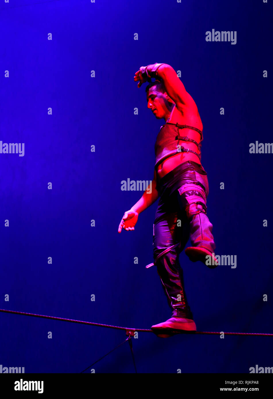 Manchester, Großbritannien. 7. Feb 2019. Von den Produzenten von der Staatlichen Moskauer Zirkus und Zirkus Extreme kommt der Continental Circus Berlin. Gaukler, Tänzer, Gratwanderung handeln, ein Clown und der Welt des Todes, die einige der großen zirkusartisten auf der Kreis mit diesem die einzige britische Veranstaltungsort auf der europäischen Tour. Veranstaltung Ort, Manchester, UK, 7. Februar 2019 (C) Barbara Cook/Alamy Live News Credit: Barbara Koch/Alamy leben Nachrichten Stockfoto