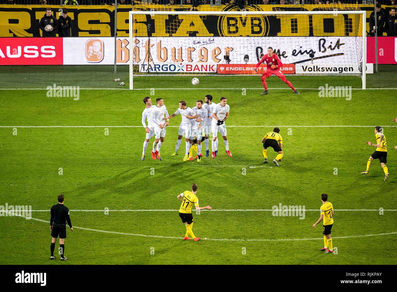 Marco Reus (TUN/Front/Nr. 11) schießt das Ziel mit 1:1, Aktion, über die freie Wand von HB, und gegen Torhüter Jiri PAVLENKA (HB), Wand, Fußball DFB-Pokal, Achtelfinale, Borussia Dortmund (DO) - SV Werder Bremen (HB), am 05.02.2019 in Dortmund/Deutschland. ##DFL-Bestimmungen verbieten die Verwendung von Fotografien als Bildsequenzen und/oder quasi-Video## | Verwendung weltweit Stockfoto