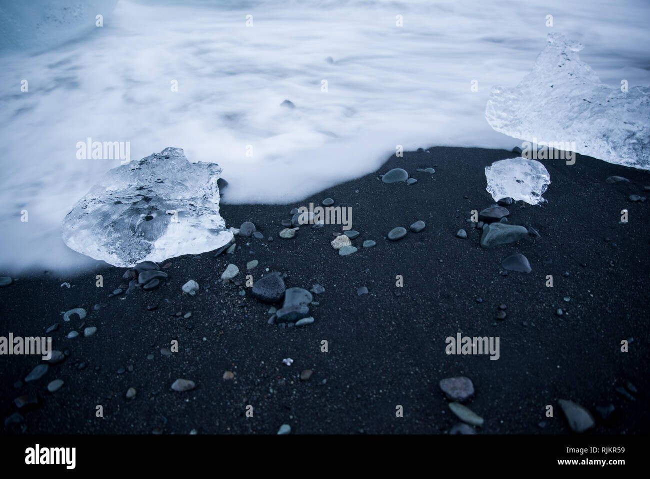 Eisbrocken gewaschen an Land schwarze Lavastrand, Island Stockfoto