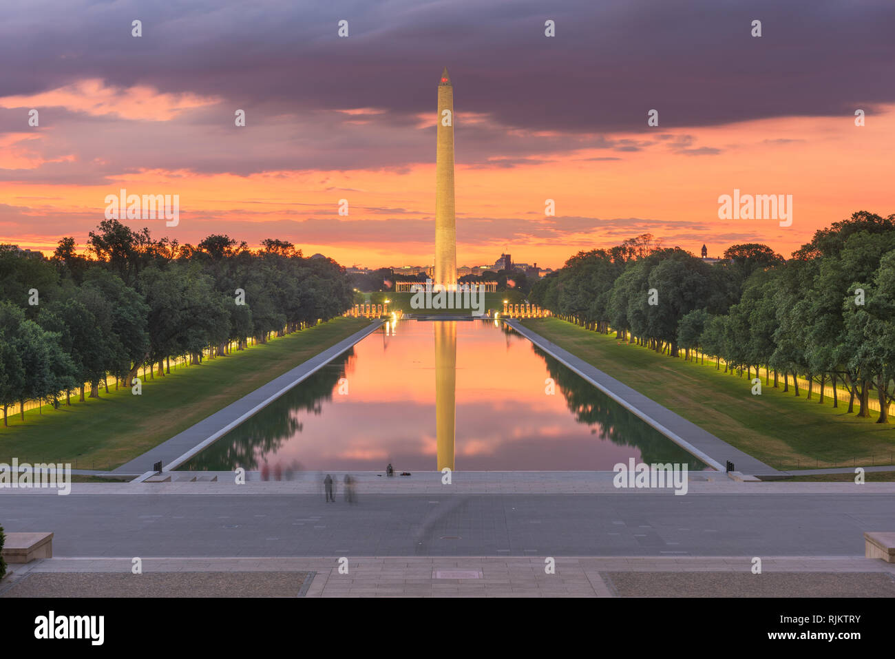 Washington Monument auf der reflektierenden Pool in Washington, D.C., USA in der Morgendämmerung. Stockfoto