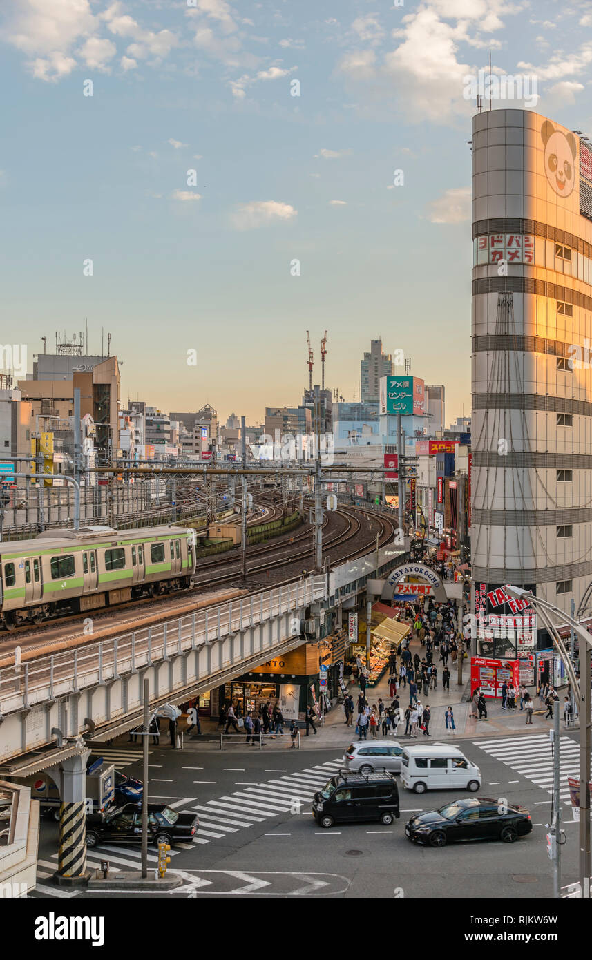 Stadtbild im Ueno Business District im Morgengrauen, Tokio, Japan Stockfoto