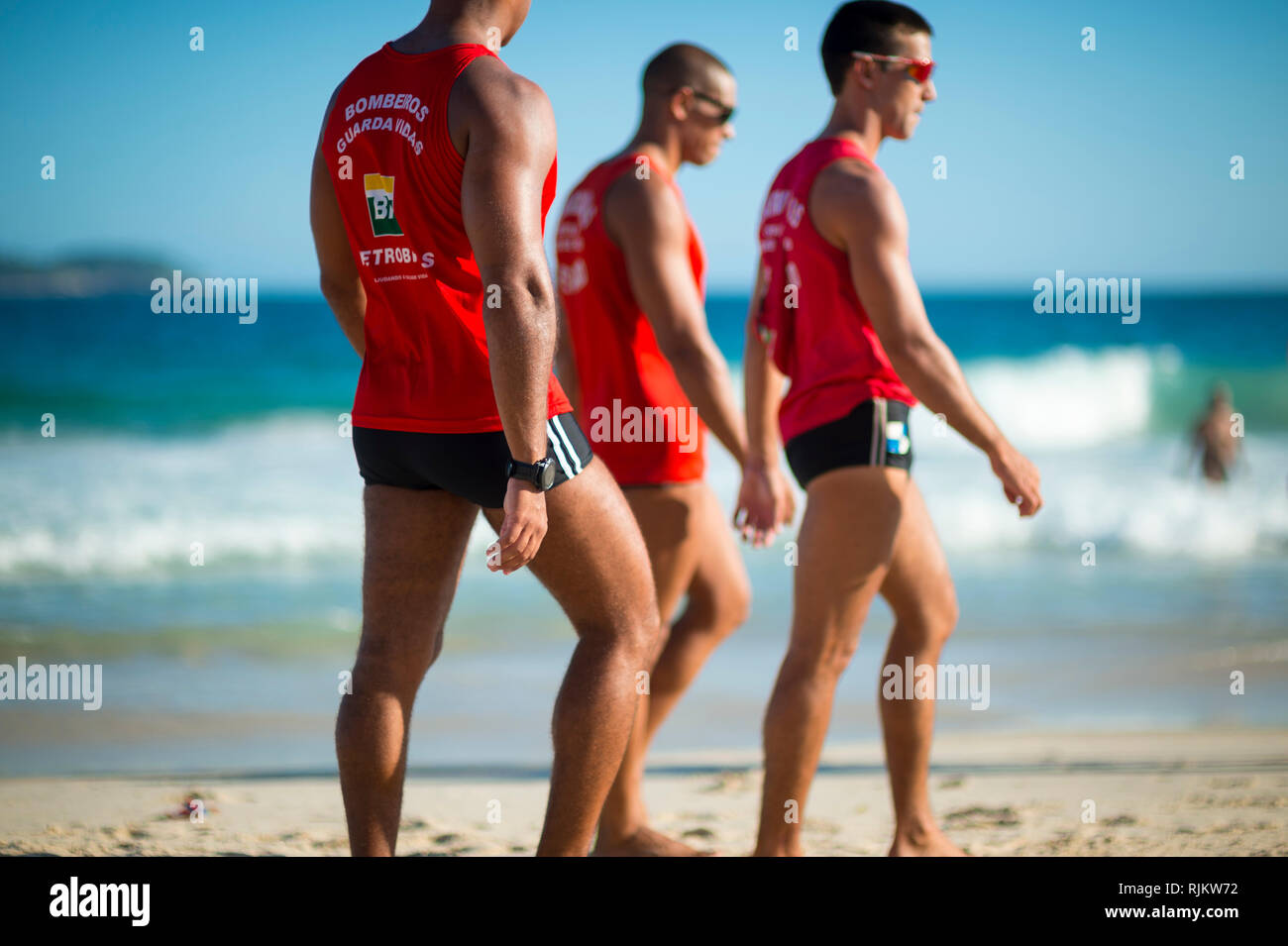 RIO DE JANEIRO - MÄRZ, 2018: Ein Trio von Rettungsschwimmern gemeinsam gehen am Ufer des Ipanema Beach, der hat einen guten Ruf für große Wellen und Rip-Ströme. Stockfoto