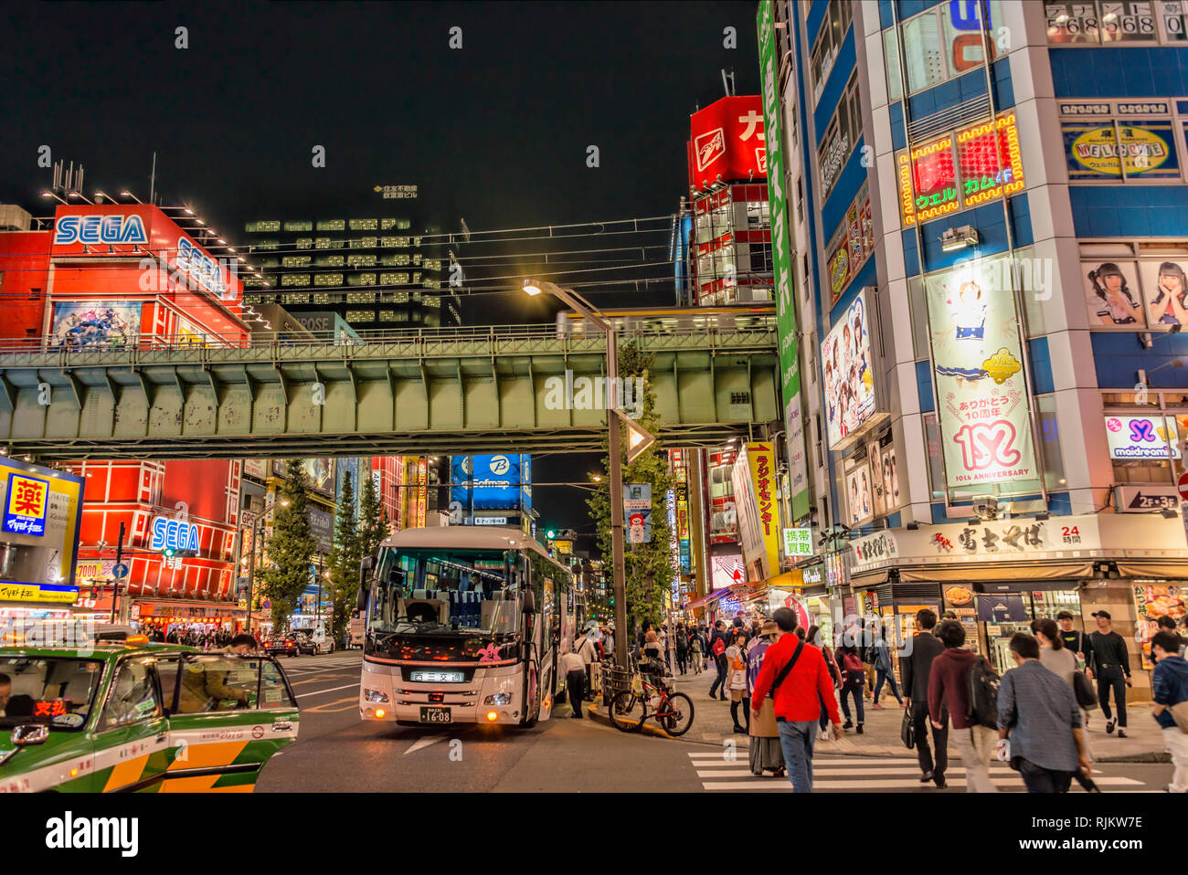 Stadtbild in Chuo Dori in Akihabara bei Nacht, Tokio, Japan Stockfoto
