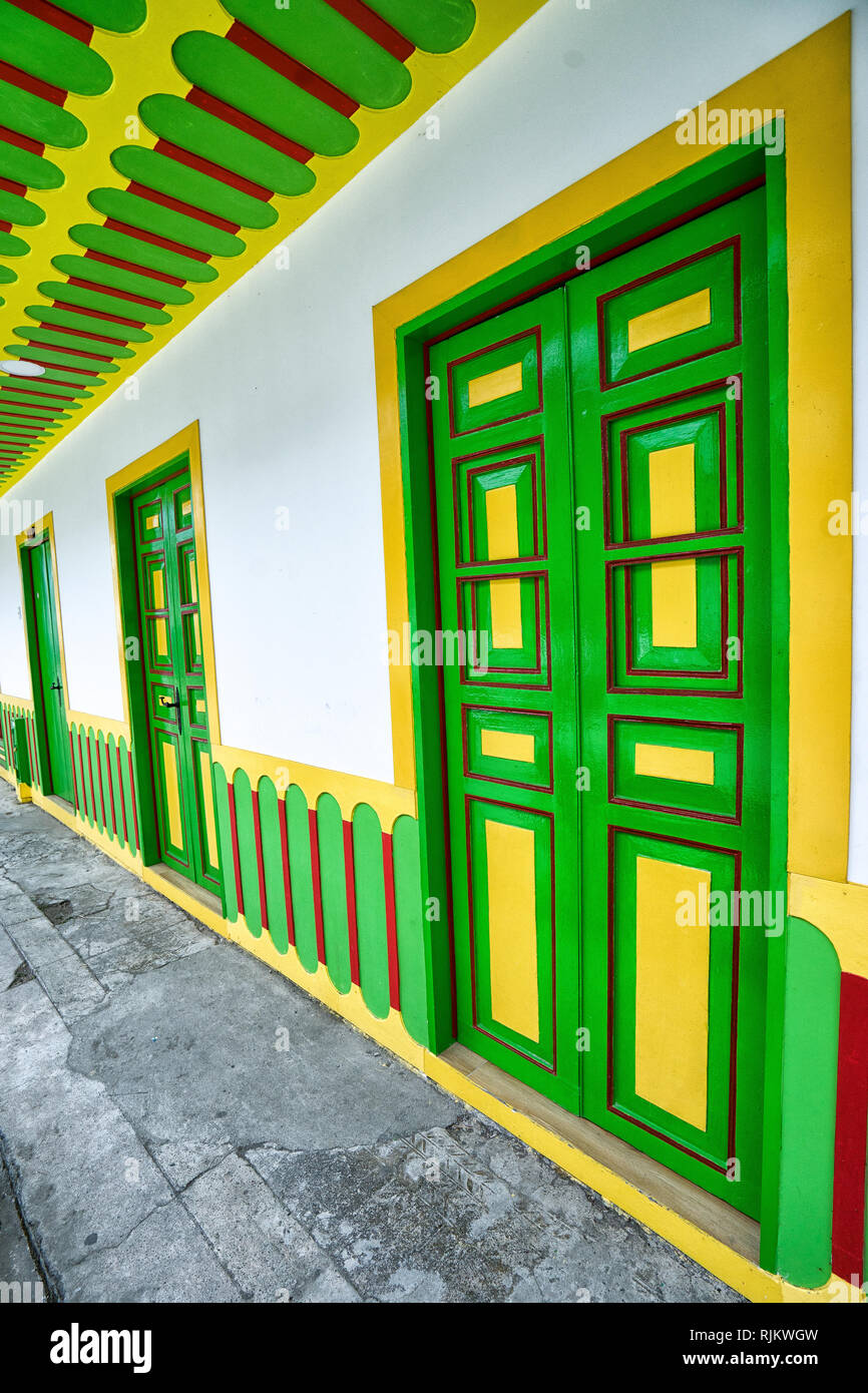 Filandia, Kolumbien - 9. September 2018: Die bunten Gebäude geben dem beliebten Touristenort einen einzigartigen Look Stockfoto