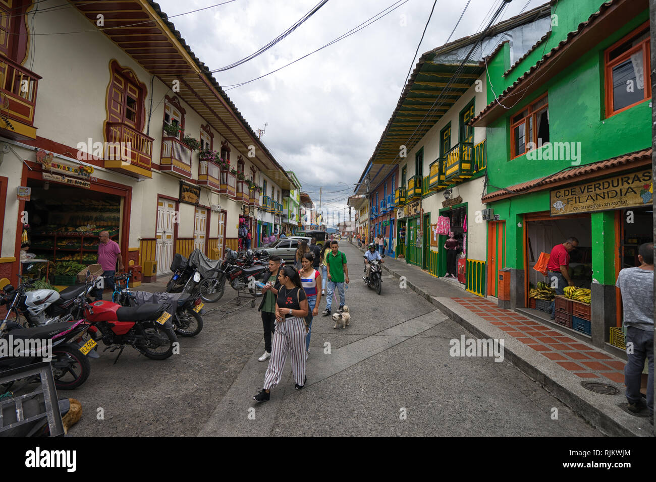 Filandia, Kolumbien - 9. September 2018: Touristen zu Fuß auf der Straße von bunten Häuser im Zentrum der Stadt flankiert Stockfoto