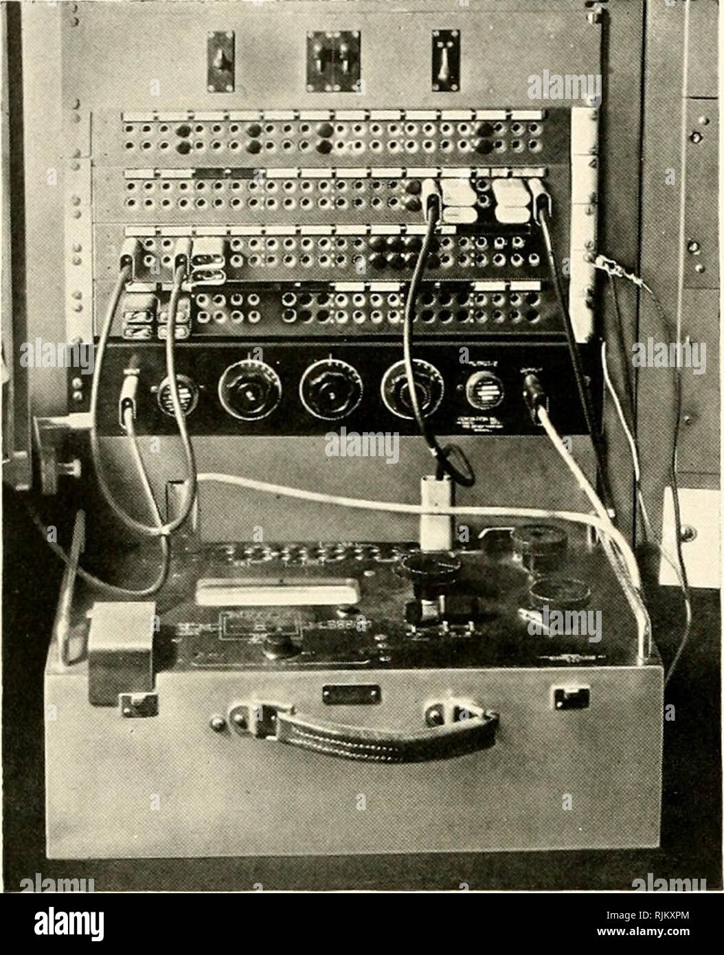 . Grundlegende Methoden für die Kalibrierung von Sonar. 84 USRL. Abbildung 19. 30 eine tiansiiiission measiiiiiig im System jack Feld verbunden. Getriebe messen. Die Standard- Raufhin angenommen für Power level measiirenicnts ist ein Western Electric (3) Eine Übertragung der Messung eingestellt. Die wesentlichen Elemente sind ein Thermoelement, Anzeige- meter, Dämpfungsglieder, und Schalten von Stromkreisen. Die Eingangsimpedanz beträgt 135 Ohm und das Set arbeitet mit frecjuencies bis 150 kc. Die angezeigten Werte in Schritten von 1 db über einen Bereich von 90 db Durch attenuator Abschnitte connec variiert werden. Stockfoto