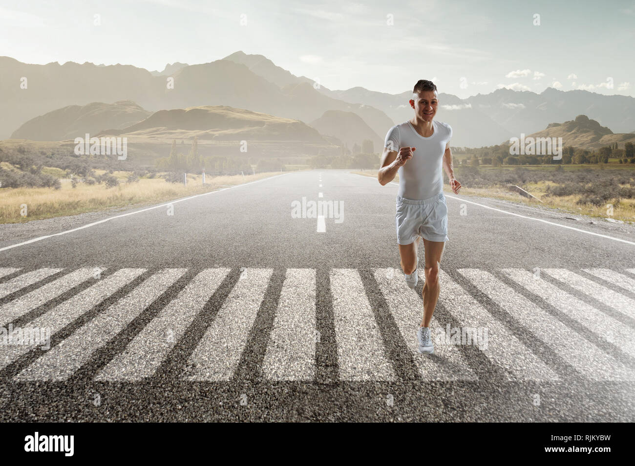 Junge Sportler, die auf Asphalt. Mixed Media Stockfoto