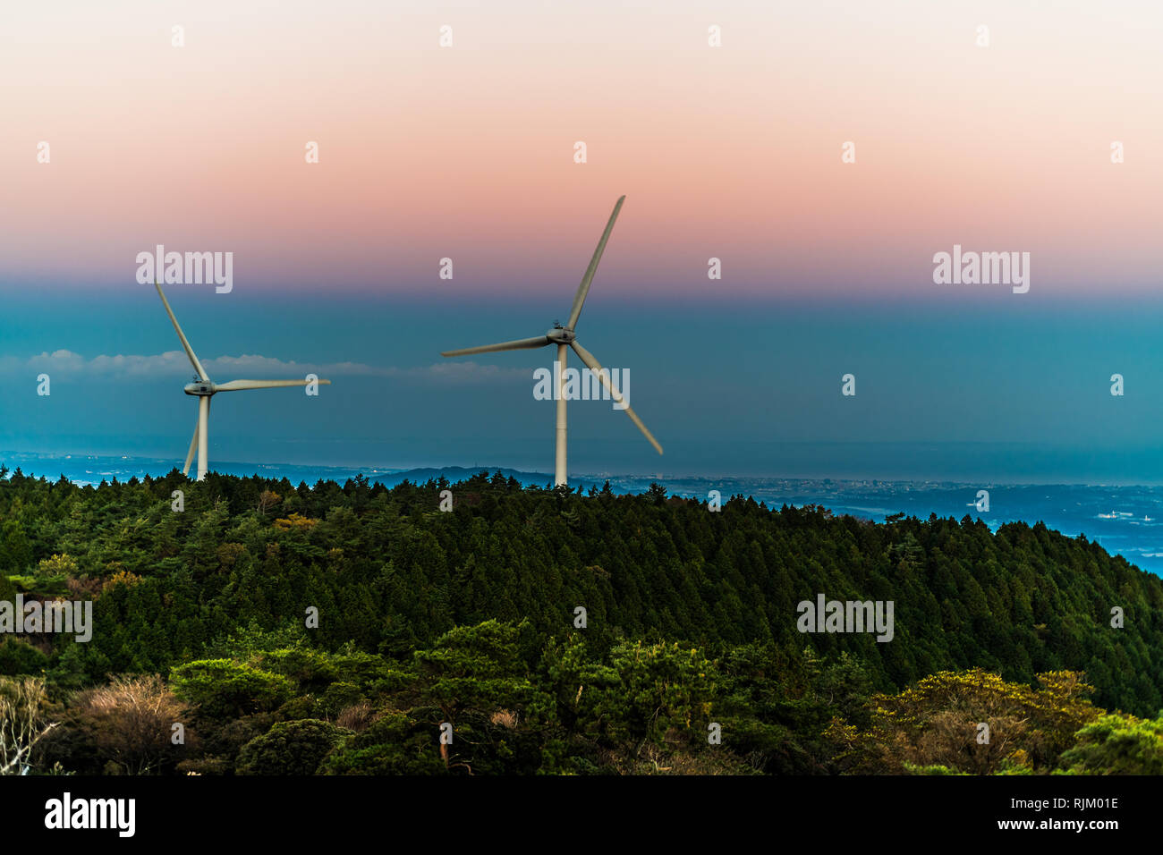 Twilight Time. Die Windkraftanlagen auf dem Hügel. Mistrrious Landschaft durch riesige künstliche Dinge und der Natur geschaffen. Iga, Mie, Japan Stockfoto