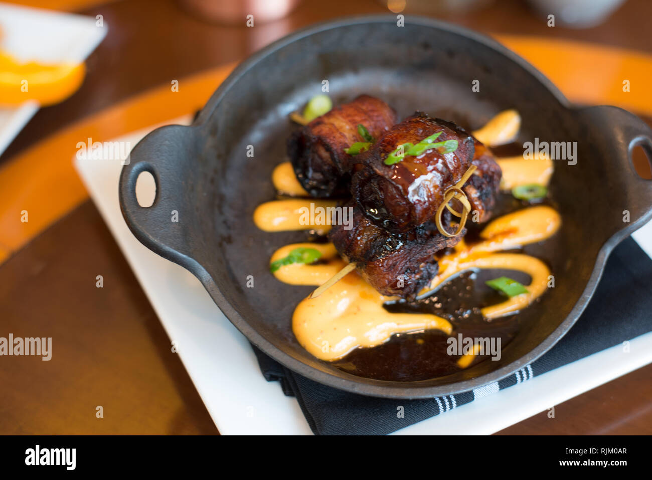 Gourmet Speck umwickelt Termine Stockfoto