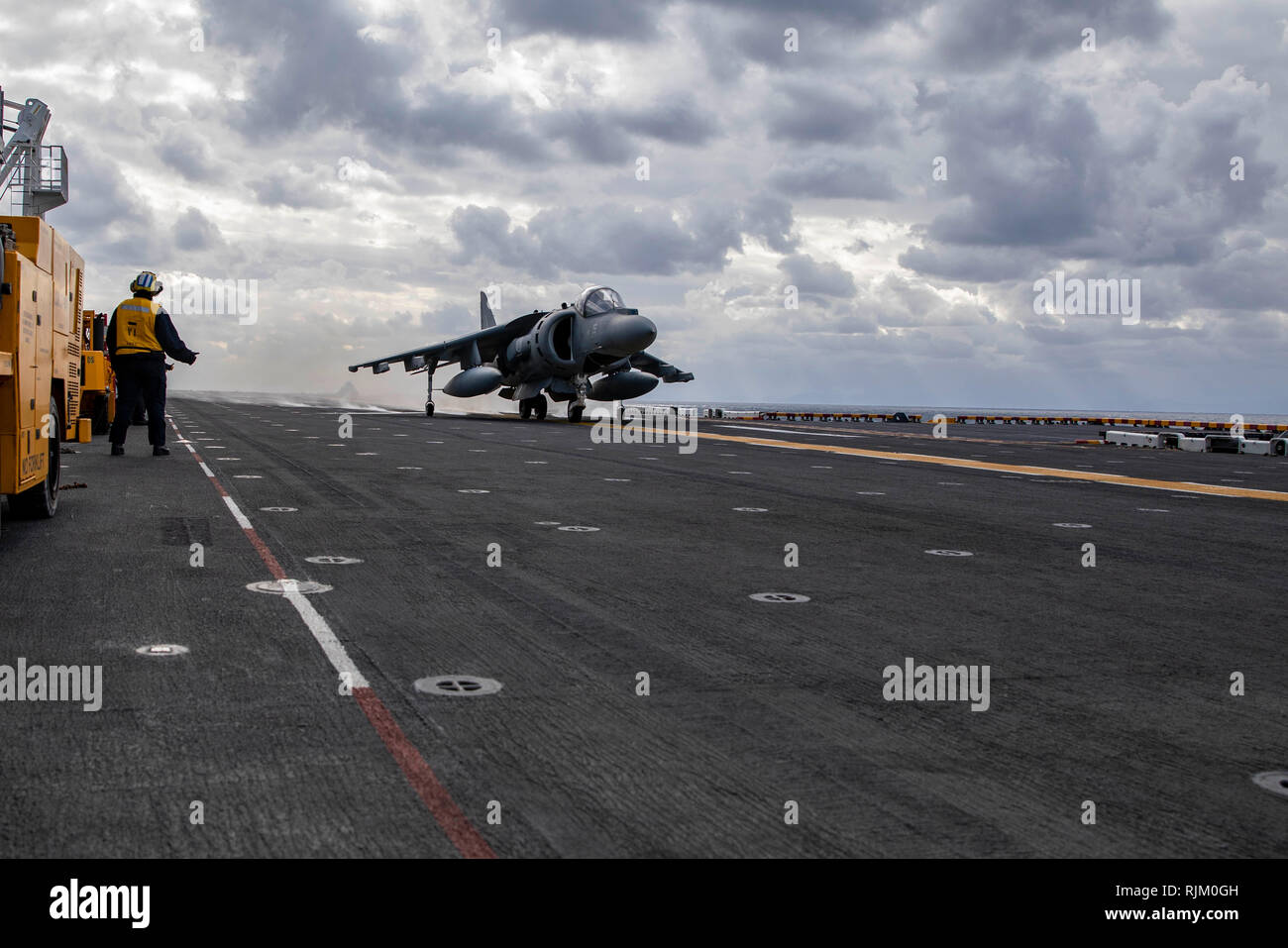 190103-N-YH 603-0127 ATLANTIK (Jan. 3, 2019) Eine italienische Marine AV-8B Harrier aus der Flight Deck der Wasp-Klasse amphibisches Schiff USS Kearsarge (LHD3). Kearsarge ist auf einem geplanten Einsatz als Teil der Kearsarge Amphibious Ready Gruppe zur Unterstützung der Maritime Security Operations, Krisenbewältigung und Theater Zusammenarbeit im Bereich Sicherheit und zugleich eine Vorwärts naval Präsenz. (U.S. Marine Foto von Mass Communication Specialist 2. Klasse Casey Moore/Freigegeben) Stockfoto