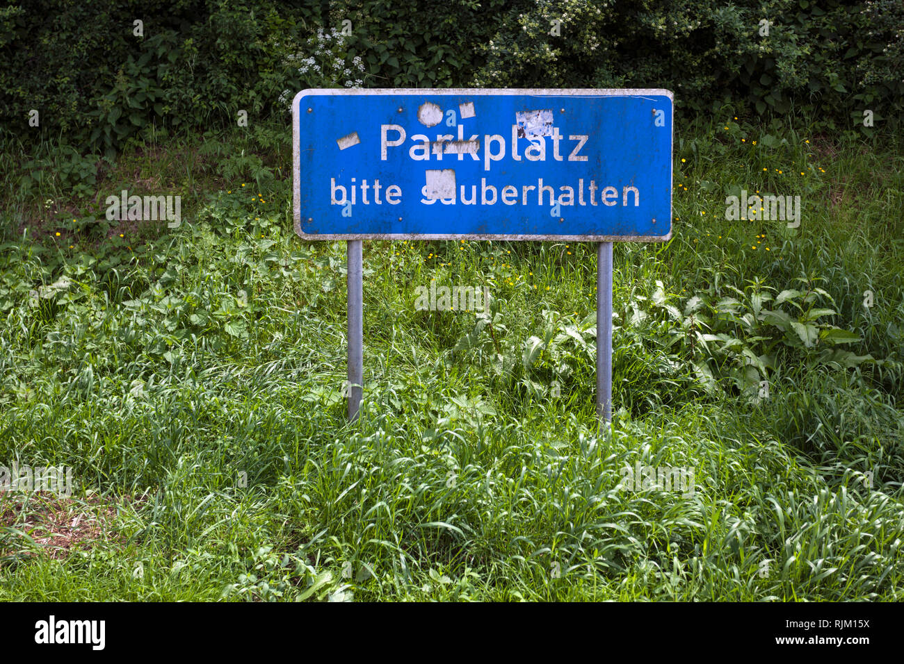 Schild an der Autobahn BAB A 46: Schild "Parkplatz Please sauberhalten" - Parken bitte sauber halten - auf einem Rastplatz Stockfoto