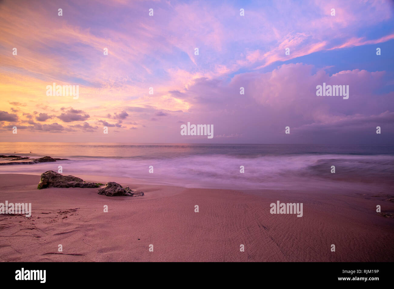 Schönen Sonnenuntergang an Tegal Wangi Strand Bali, Indonesien Stockfoto