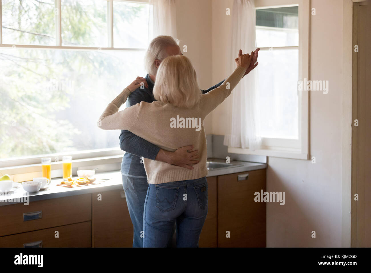 Im Alter von Paar, Mann und Frau tanzen in der Küche Stockfoto