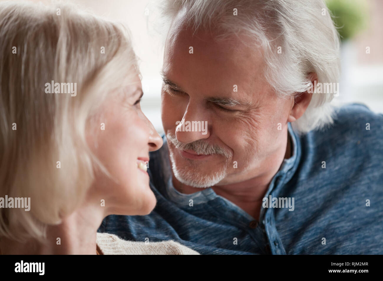 Close up Portrait im Alter von Paar in Liebe Stockfoto