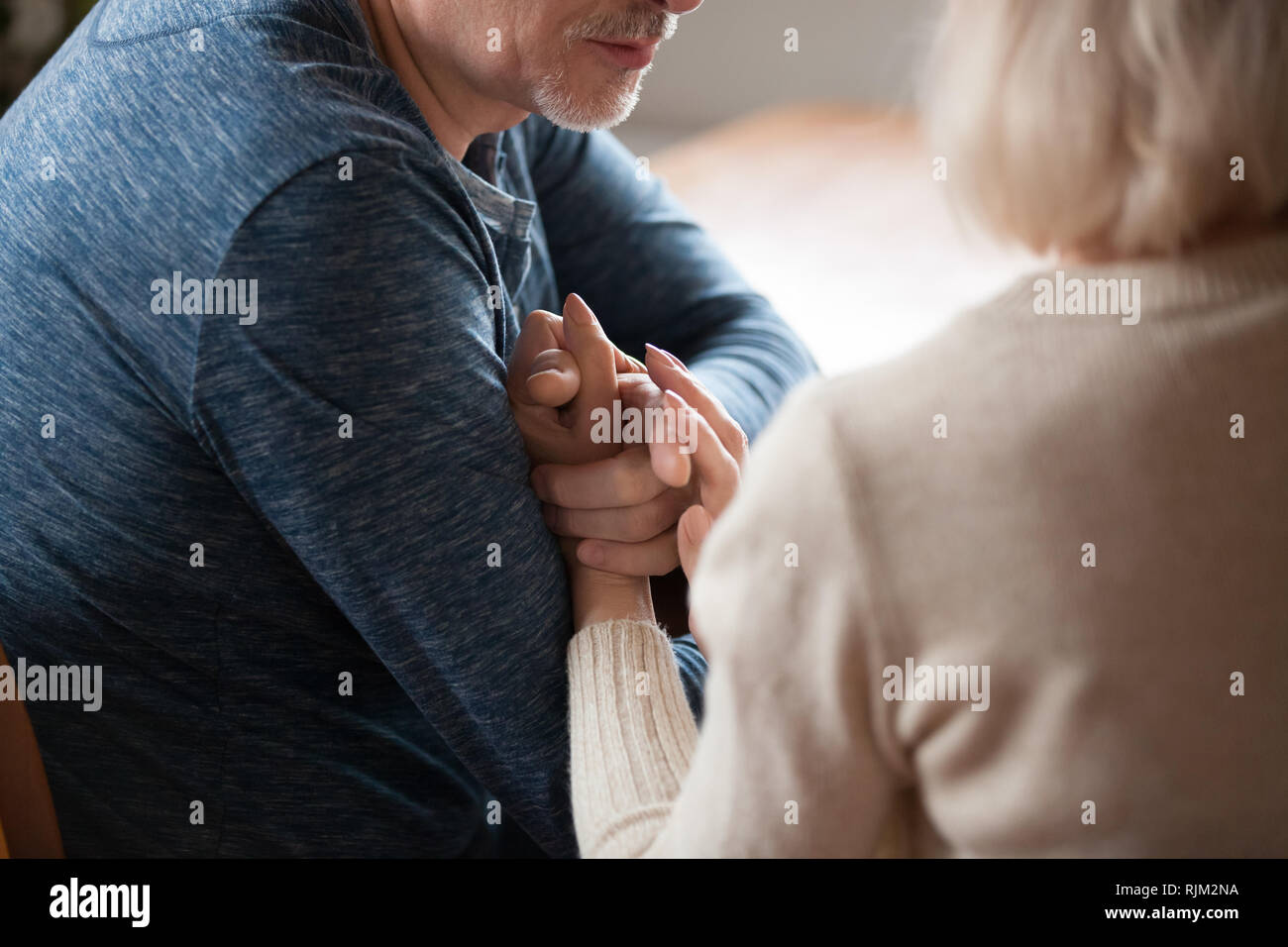 Zugeschnittenes Bild reifer Mann die Hand des liebenden Frau Stockfoto
