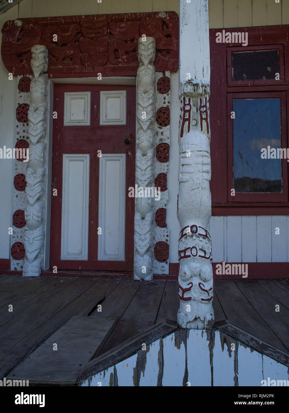 Geschnitzte Haus, Eripitana, Murumurunga Marae, Te Whaiti, Te Urewera, North Island, Neuseeland Stockfoto